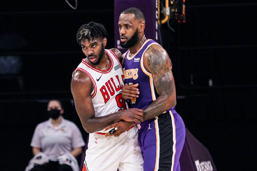  浓眉哥带伤出战砍两双，湖人客场力克勇士止连败  